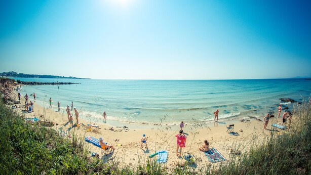 A beach with people sunbathing and swimming. - Riviera Fort Beach (Ravda)