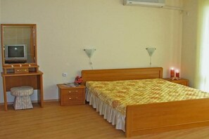 Seterika/papan seterika, katil bayi/kot (surcaj) 