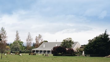 المنشأة من الخارج