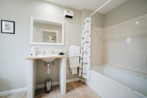 Free toiletries, hair dryer, towels, soap - Brackenridge Country Retreat & Spa (Martinborough)