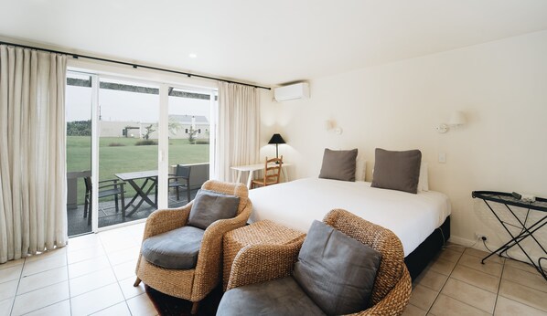 Individuell eingerichtet, Schreibtisch, laptopgeeigneter Arbeitsplatz