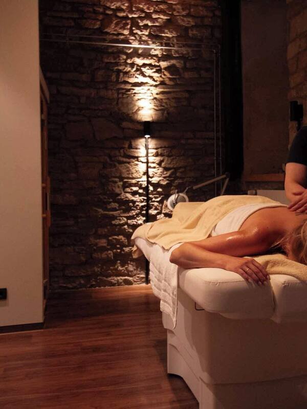Trattamenti per il corpo, aromaterapia, massaggi con le pietre calde