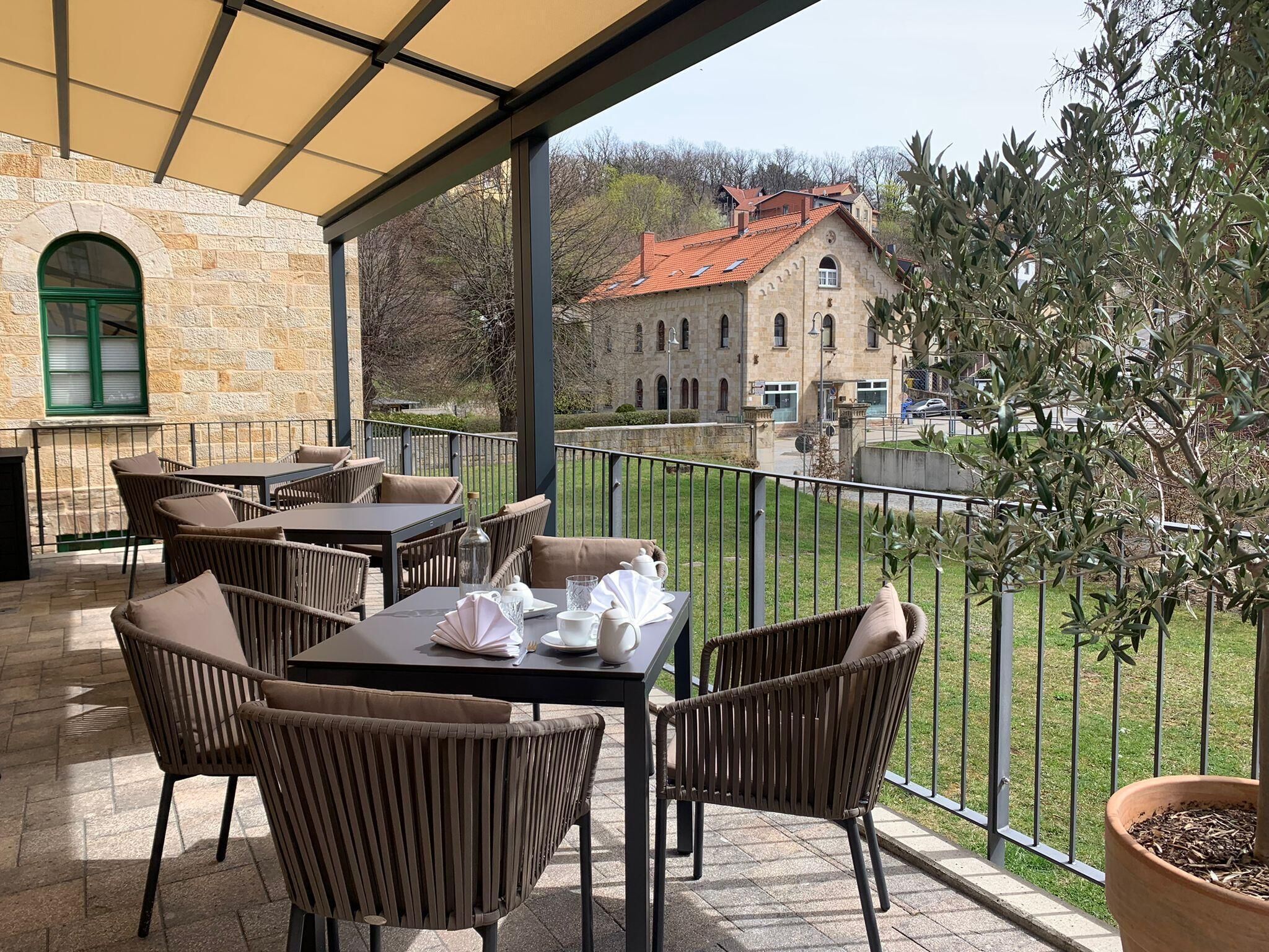 Phục vụ bữa sáng, bữa trưa, bữa tối, món ăn mang phong cách quốc t ế 