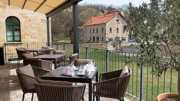 Breakfast, lunch, dinner served; international cuisine