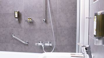 Un baño moderno con bañera, ducha y lavabo.