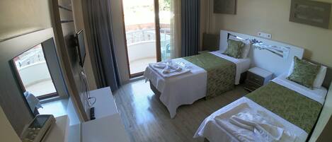 Une chambre d’hôtel avec deux lits, un bureau, une télévision et un appareil de climatisation.
