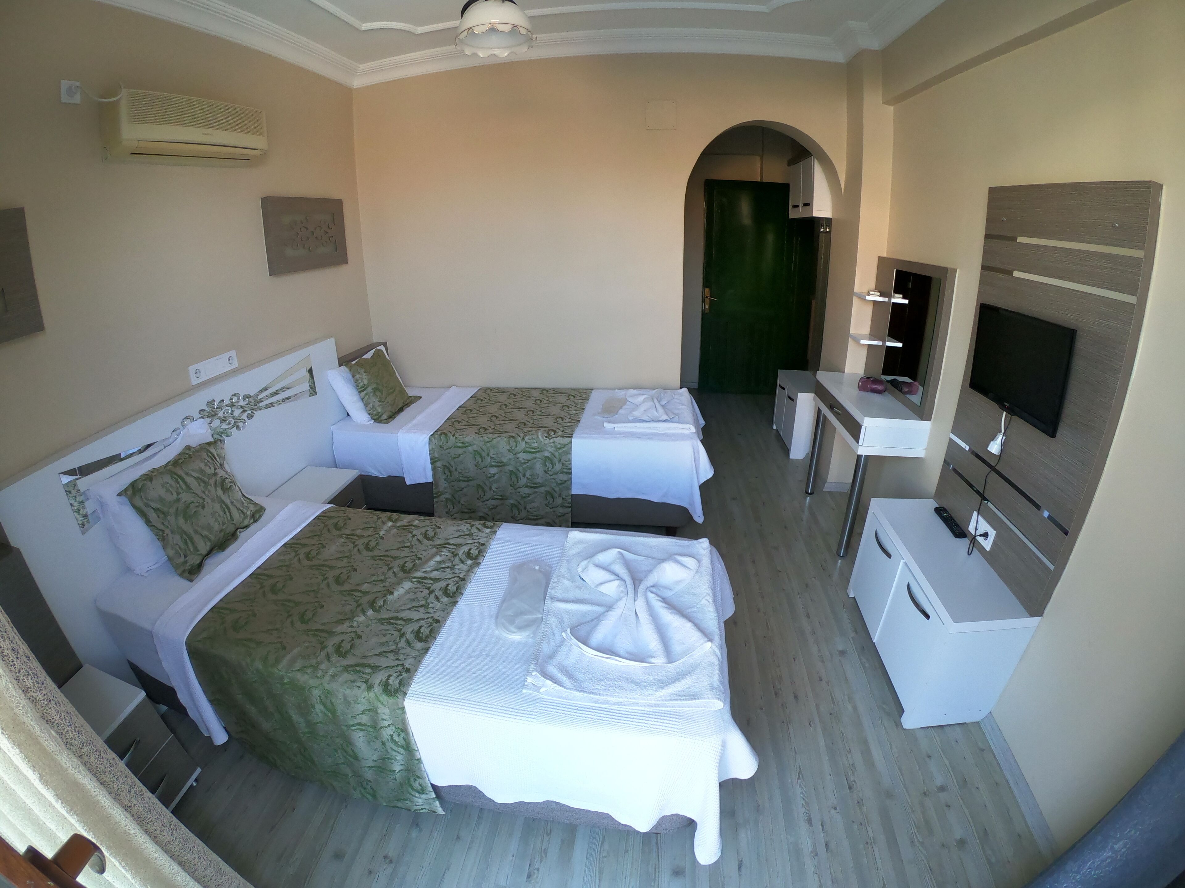 standard twin room | in-room safe, soundproofing, free wifi, bed sheets