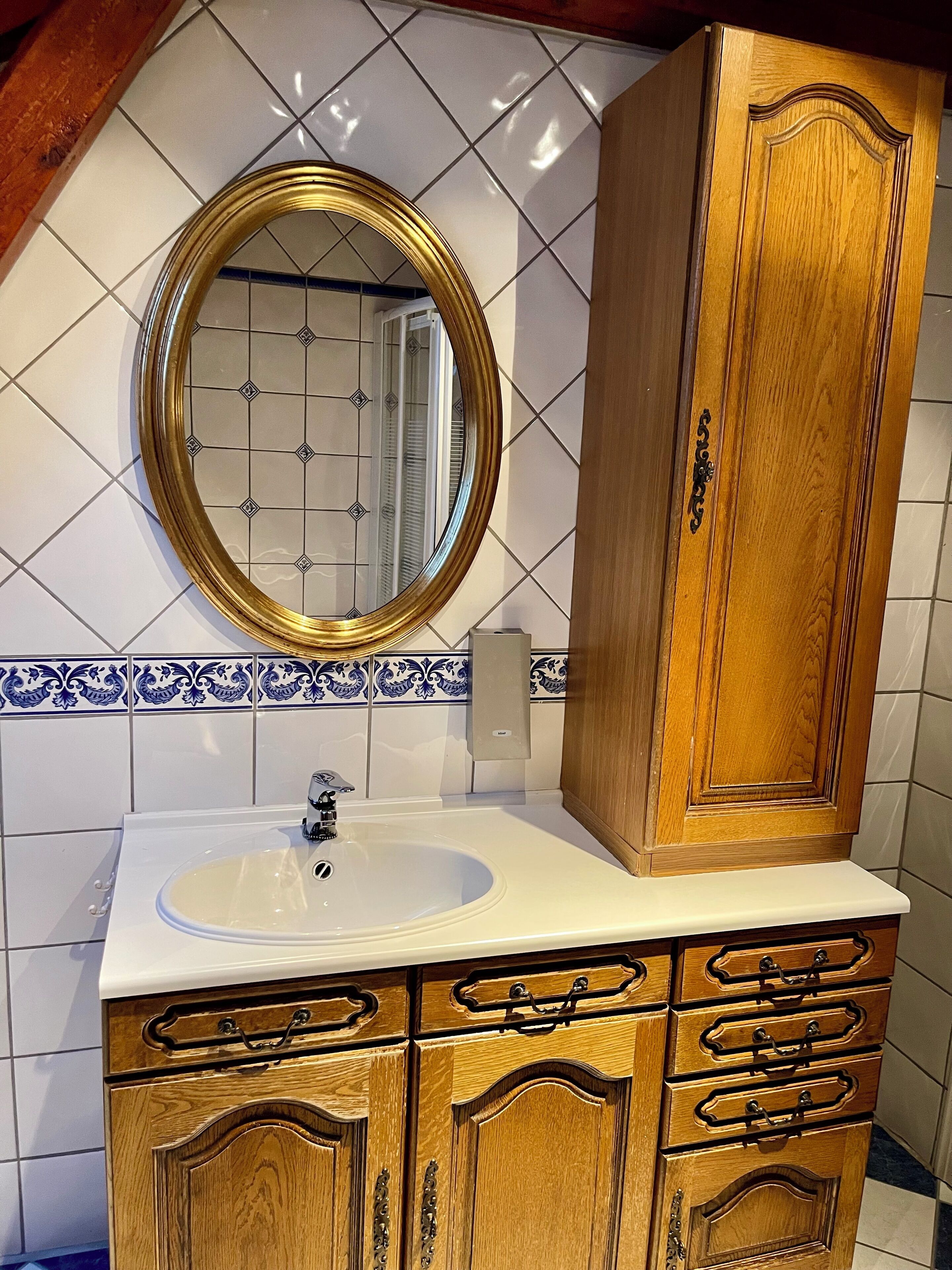 stor suite 211 | bathroom | shower, free toiletries, hair dryer, heated floors