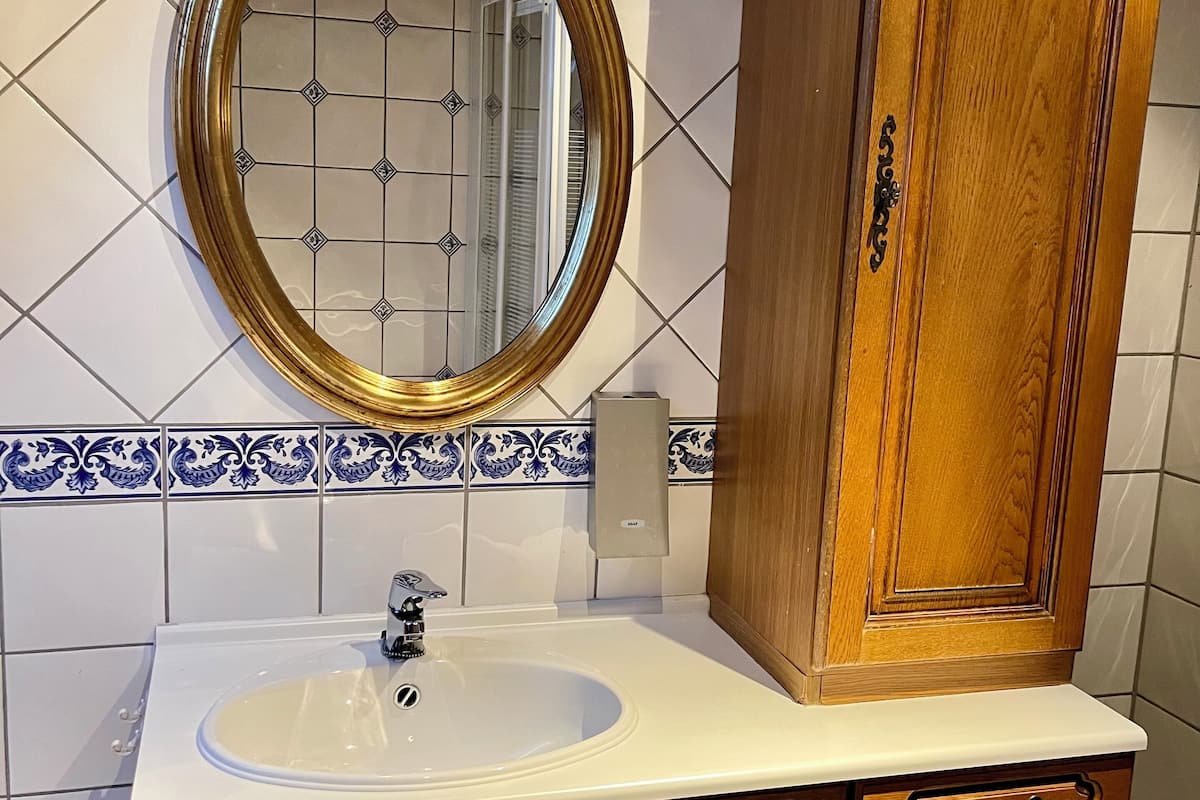 stor suite 211 | bathroom | shower, free toiletries, hair dryer, heated floors