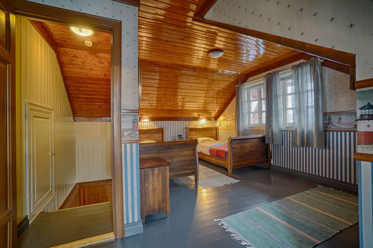 rorbu suite | blackout curtains, iron/ironing board, free wifi, bed sheets