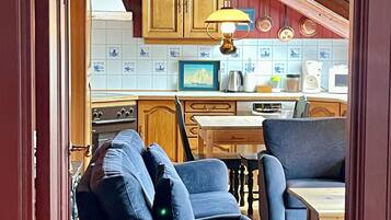 Junior Suite, Balcony | Pimennysverhot, silitysrauta/-lauta, ilmainen Wi-Fi, vuodevaatteet