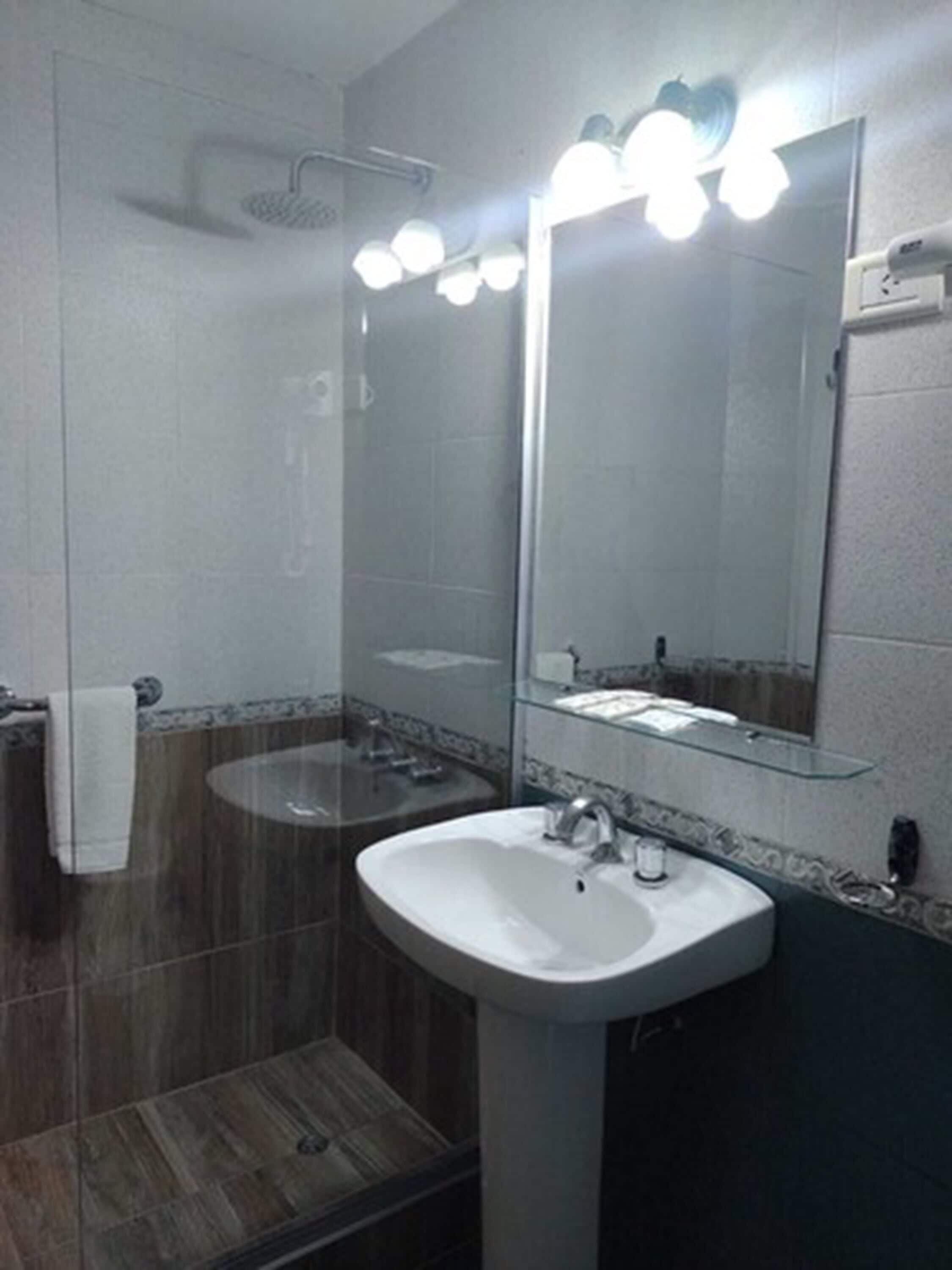 standard double room | bathroom | combined shower/bathtub, hair dryer, bidet, towels