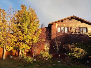 Vista frontal de la propiedad