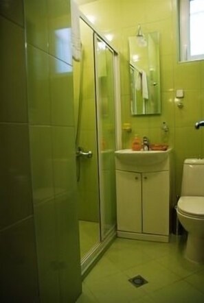 Apartamento empresarial | Banheiro | Chuveiro, produtos de toalete grátis, secador de cabelo 