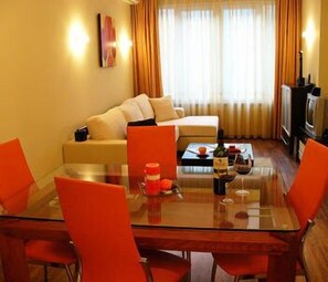 비즈니스 아파트 | 거실 | 평면 TV, DVD 플레이어