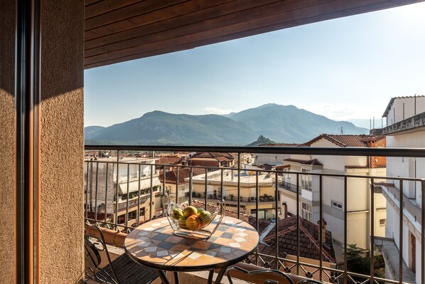 Dreibettzimmer (Partial Meteora View) | Balkon