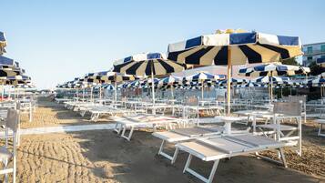 Playa privada en los alrededores, sillas reclinables de playa