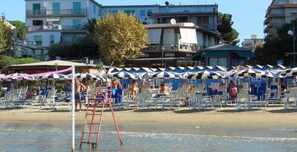 Plage privée à proximité, chaises longues, parasols, serviettes de plage