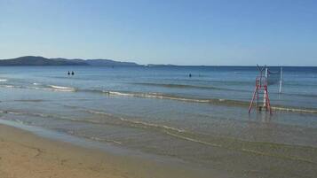 Plage privée à proximité, chaises longues, parasols, serviettes de plage