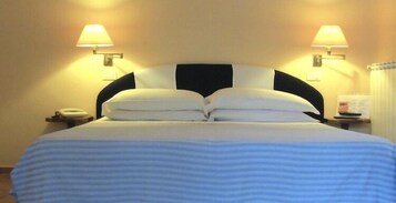 Habitación clásica doble | Minibar, caja fuerte, escritorio y cunas (de pago)