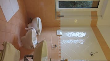 Comfort tweepersoonskamer, balkon, uitzicht op tuin | Badkamer | Een douche, gratis toiletartikelen, een haardroger, een bidet