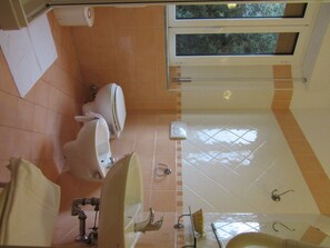Comfort Double Room, Balcony, Garden View | Bathroom | Shower, free toiletries, hair dryer, bidet - Ausonia (Follonica)