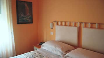 Minibar, Zimmersafe, Schreibtisch, Babybetten