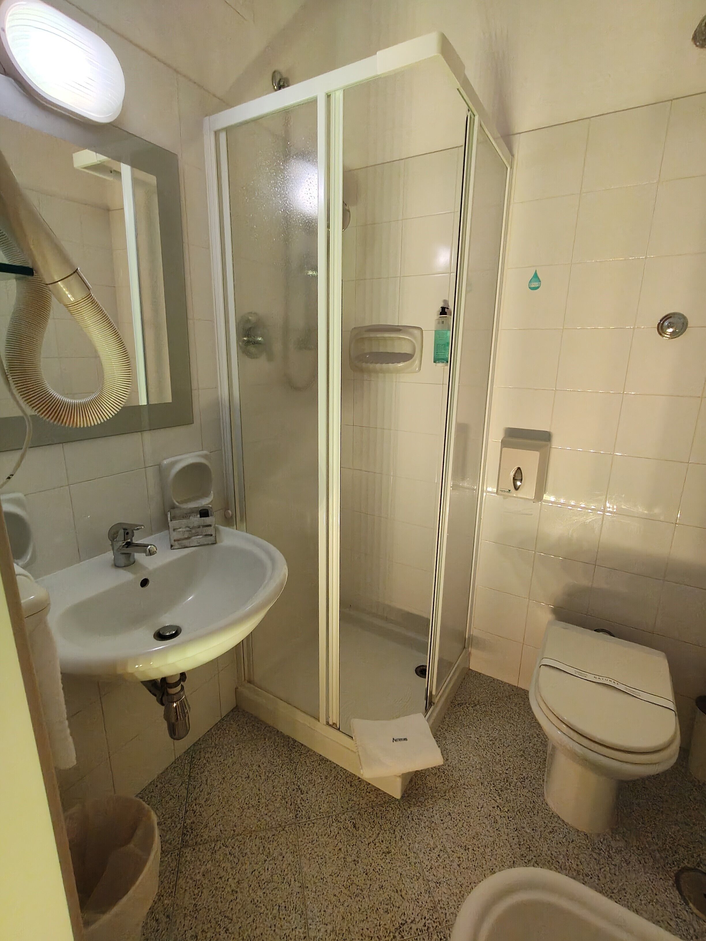 Camera singola | Bagno | Doccia, set di cortesia gratuito, asciugacapelli, bidet