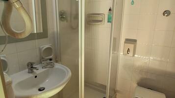 Camera singola | Bagno | Doccia, set di cortesia gratuito, asciugacapelli, bidet