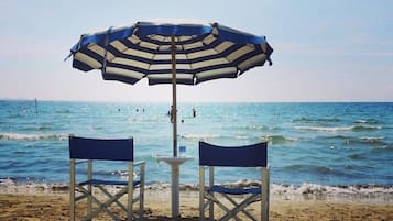 Privatstrand in der Nähe, Liegestühle, Sonnenschirme, Strandtücher