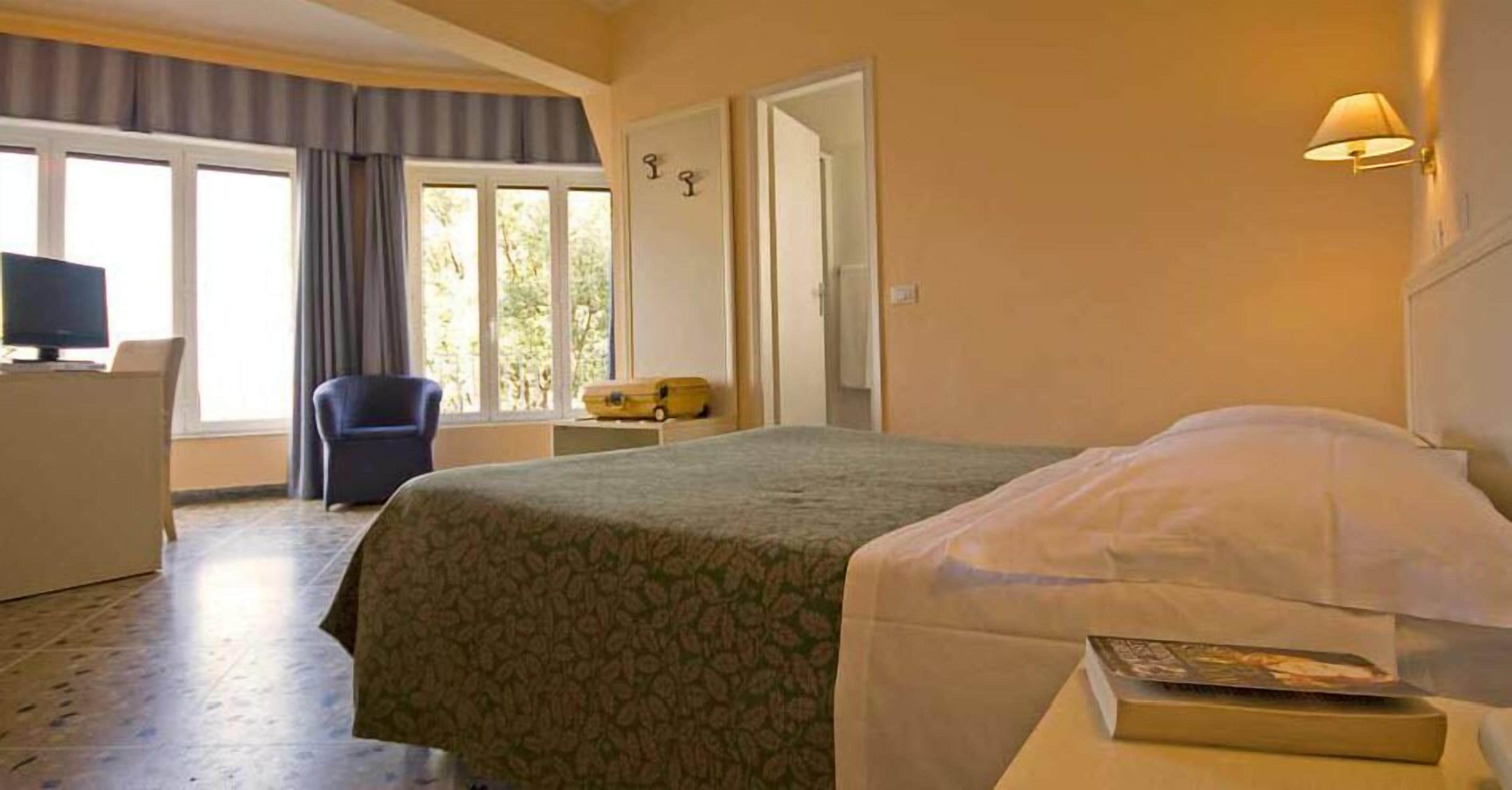Quarto casal conforto, sacada, vista para o jardim | Frigobar, cofres nos quartos, escrivaninha, berços (sobretaxa)