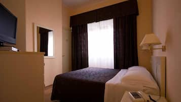 标准双人房 | 迷你吧、客房内保险箱、办公桌、婴儿床