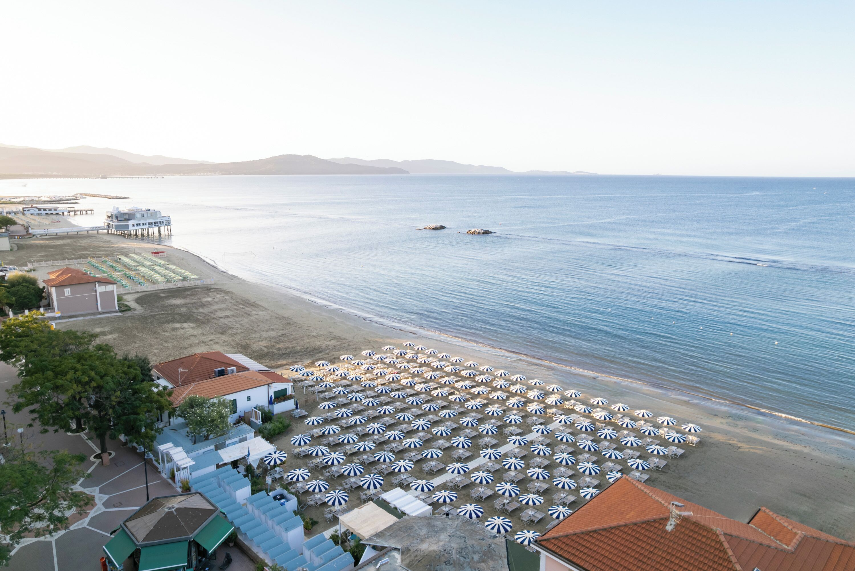 Plage privée à proximité, chaises longues, parasols, serviettes de plage