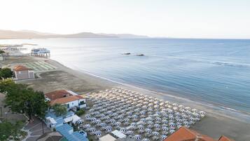 Plage privée à proximité, chaises longues, parasols, serviettes de plage