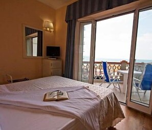 Comfort Double Room, Balcony, Garden View | Minibar, in-room safe, desk, cribs/infant beds
