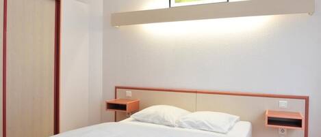 Premium bedding, desk, free cots/infant beds, free WiFi