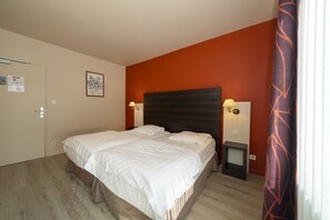 Twin kamer, 2 eenpersoonsbedden | Luxe beddengoed, een bureau, gratis babybedden, gratis wifi