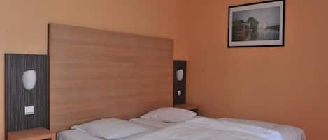 Ropa de cama de alta calidad, escritorio, cunas gratuitas y wifi gratis