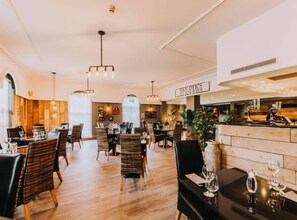 Lunch and dinner served, British cuisine