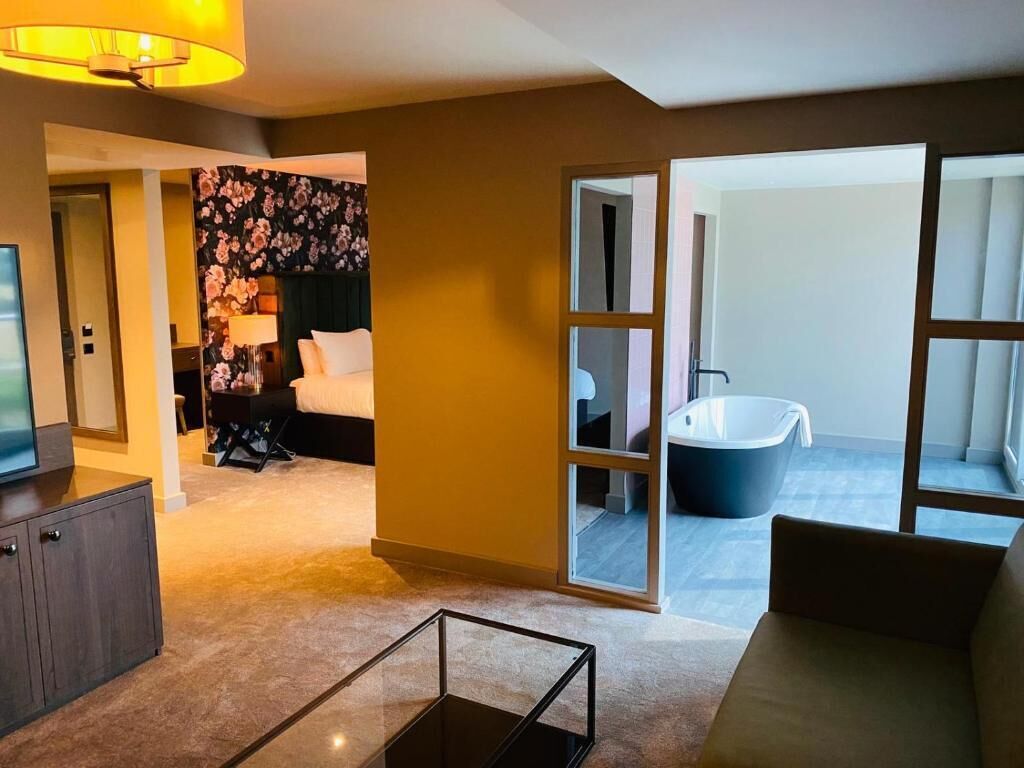 suite | individually decorated, individually furnished, desk, laptop workspace