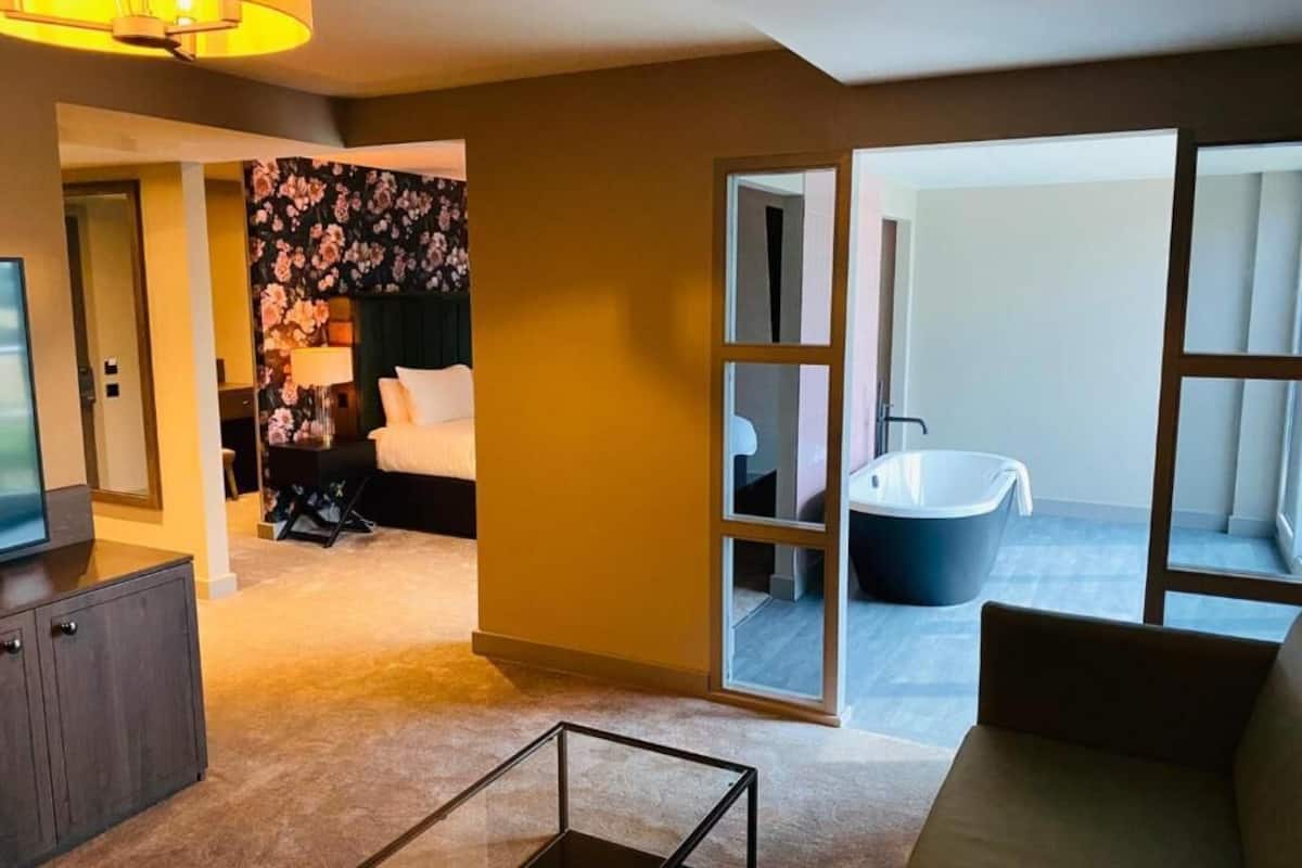 suite | individually decorated, individually furnished, desk, laptop workspace