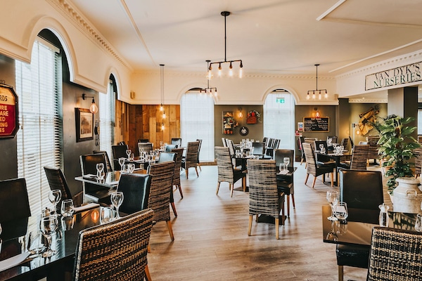 Melayani makan siang dan makan malam dengan sajian masakan Inggris