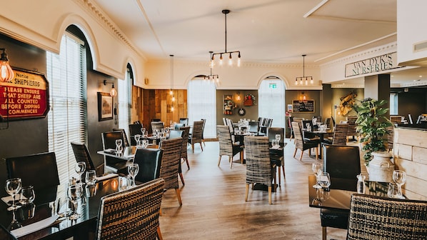 Lunch and dinner served, British cuisine