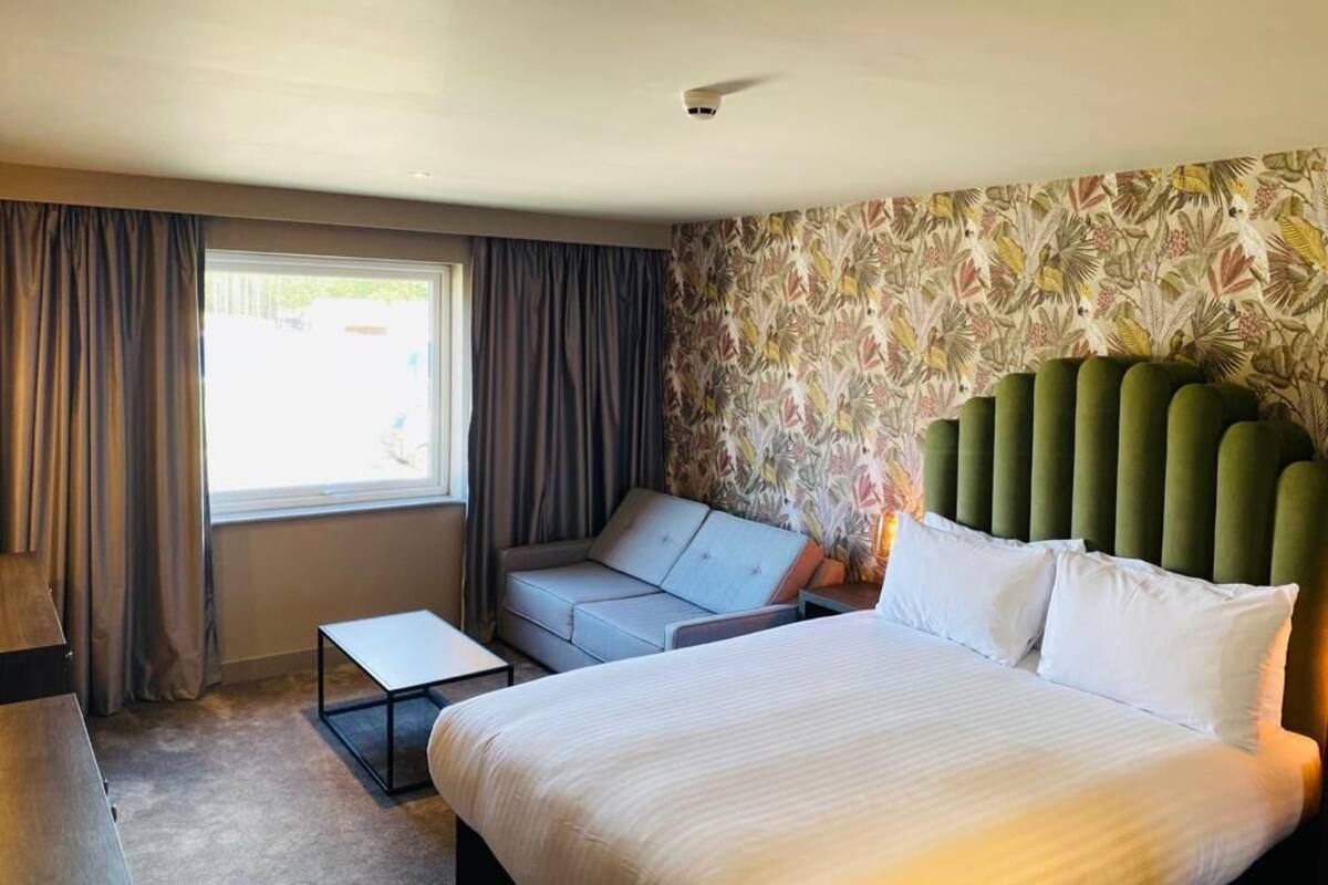 Studio Suite Khas | Meja kerja, ruang kerja ramah laptop, dan setrika/meja setrika