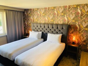 Deluxe king room | Individually decorated, individually furnished, desk, laptop workspace - WILDES INNS (Chesterfield)