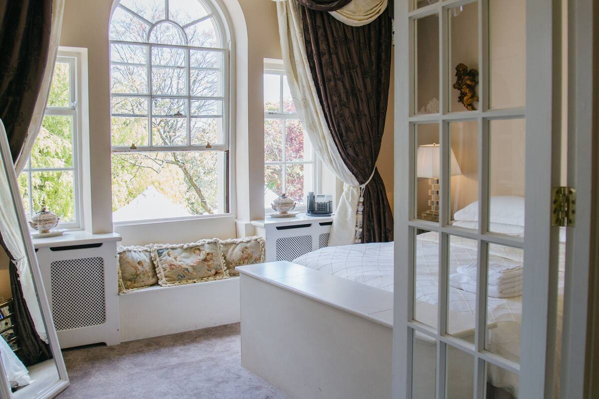 suite | individually decorated, individually furnished, desk, laptop workspace