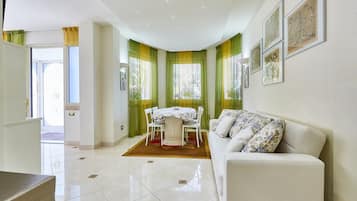 Family Apartment, 2 Bedrooms, Kitchen | Living room | Plasma TV, heated floors