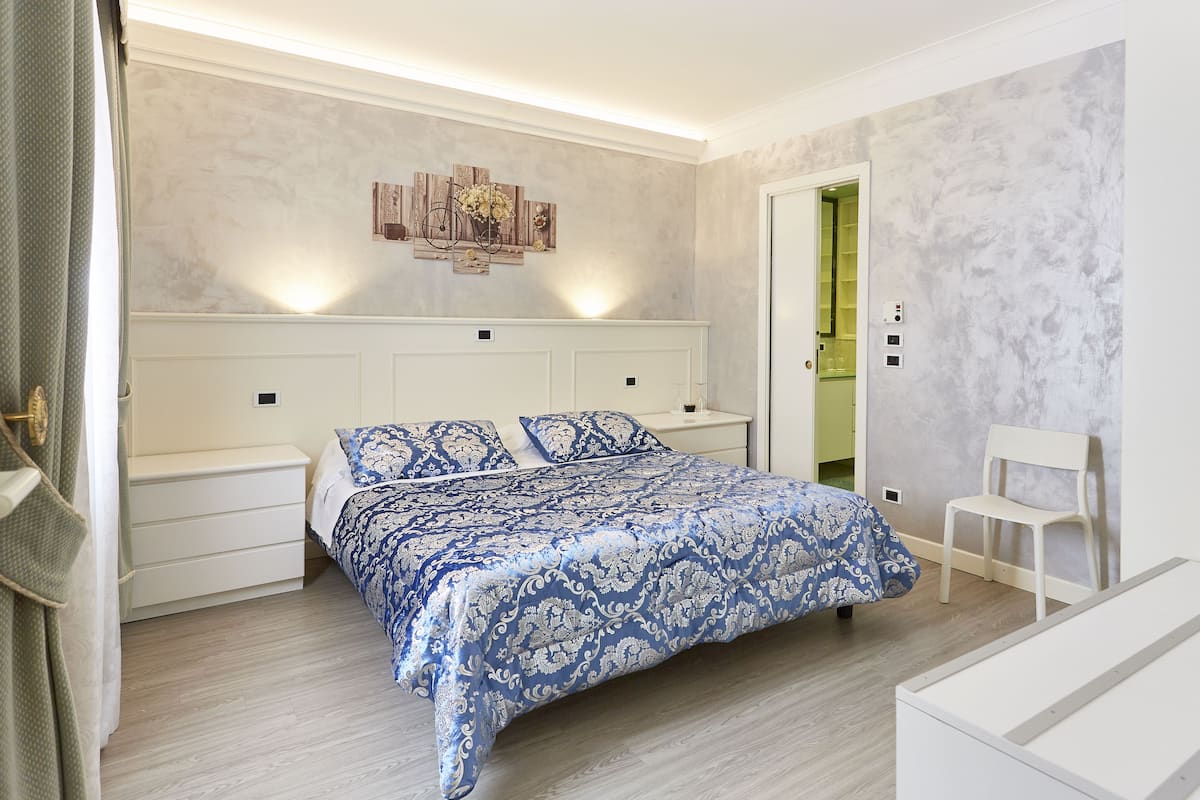 Deluxe Double Room, 1 King Bed | Egyptian cotton sheets, Select Comfort beds, in-room safe, soundproofing