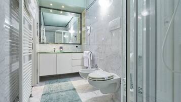 Deluxe-Doppelzimmer, 1 King-Bett | Badezimmer | Badewanne und Dusche (separat), Whirlpool, Hydromassagedusche