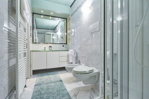 Chambre Double Deluxe, 1 très grand lit | Salle de bain | Baignoire et douche séparées, baignoire à jets, douche hydromassante